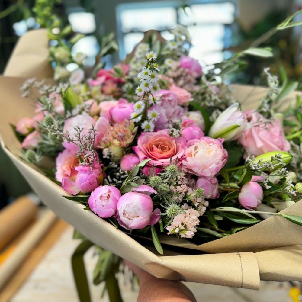 Jardin de Luxe - Extra Large bouquet created with the season’s best blooms.